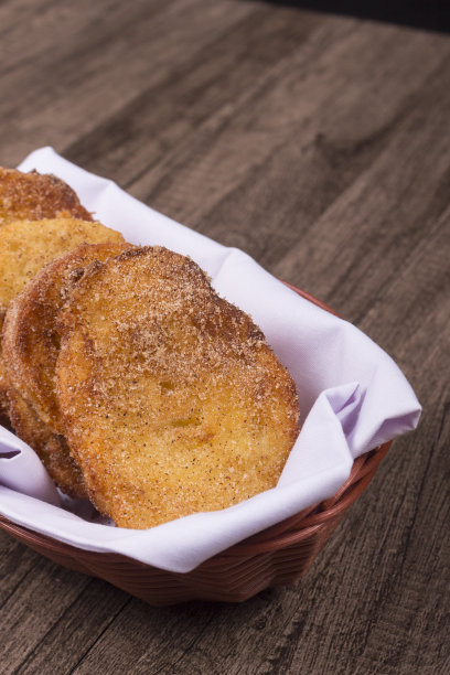 Rabanada。法式吐司装在一个小篮子里。圣诞甜点。典型的圣诞节食物。美食特写照片的甜点。图片下载