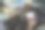 商人在车里展示他的空白名片/信用卡图片下载