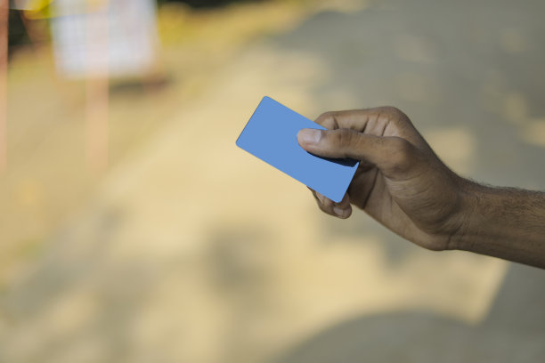 商人手持信用卡的手的特写图片下载