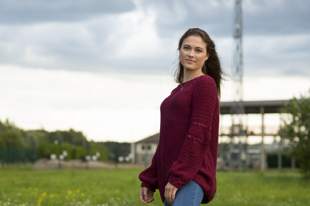 女人在自然摆姿势的紫红色针织毛衣图片下载