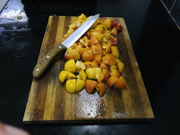 用刀把番茄切在砧板上图片下载