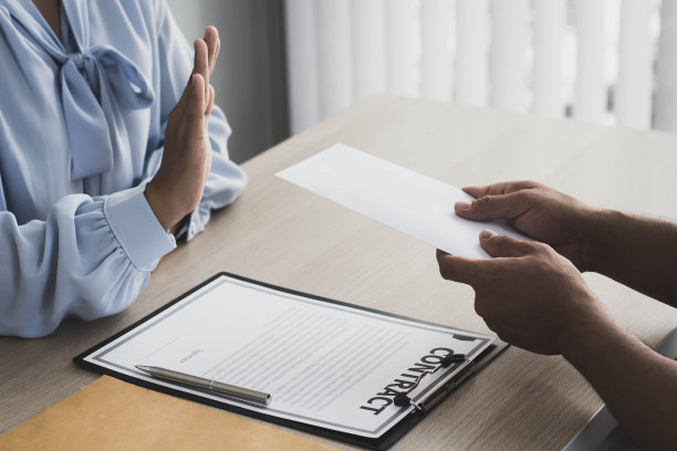女商人拒绝接受合伙人的贿赂。图片下载