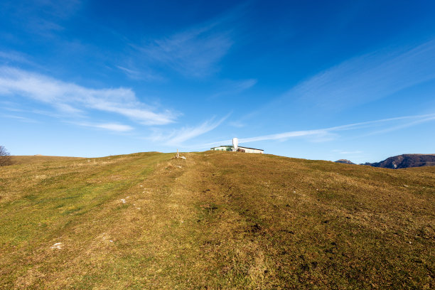 秋天，意大利威尼托莱西尼亚高原上的绿色和棕色牧场图片下载