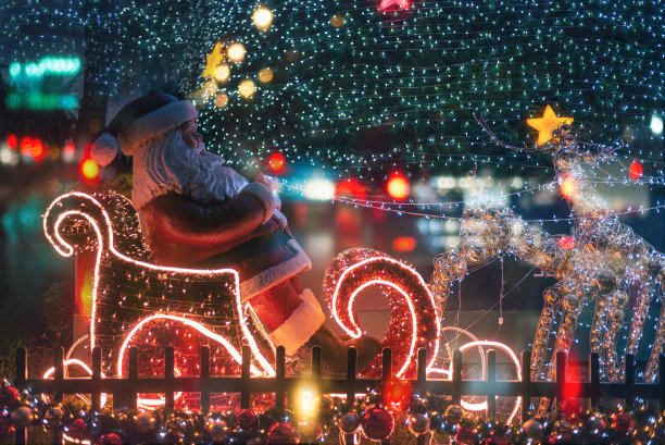 圣诞老人圣诞玩具在圣诞树上的特写。周围有灯光。图片下载