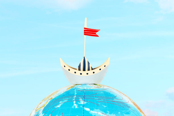 船在地球上。图片下载