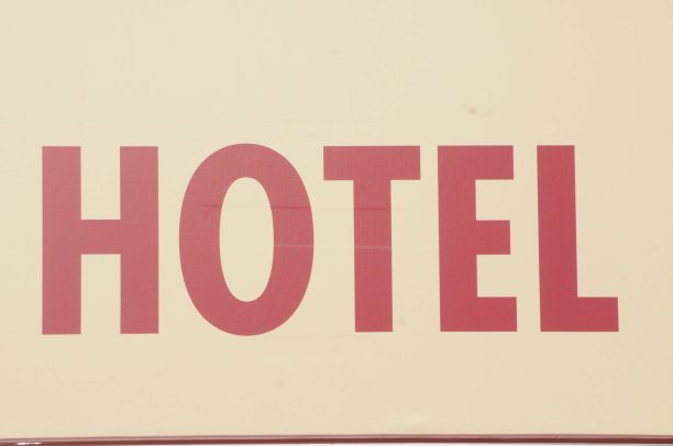 酒店，黄色背景上的红色图片下载