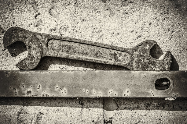 老生锈的扳手图片下载