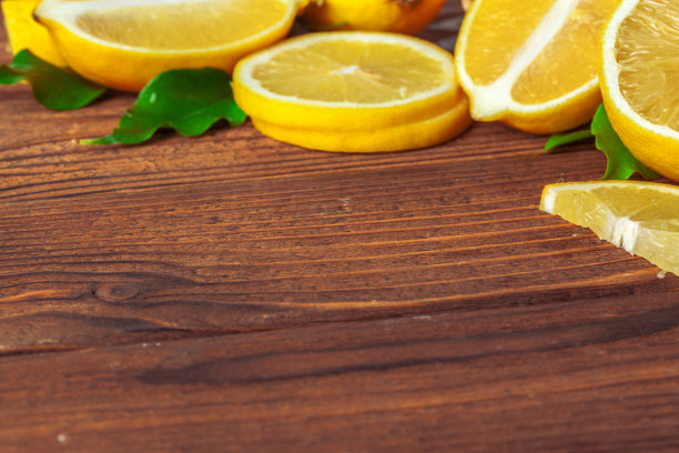 木桌上的一堆柠檬。有创意的照片。图片下载