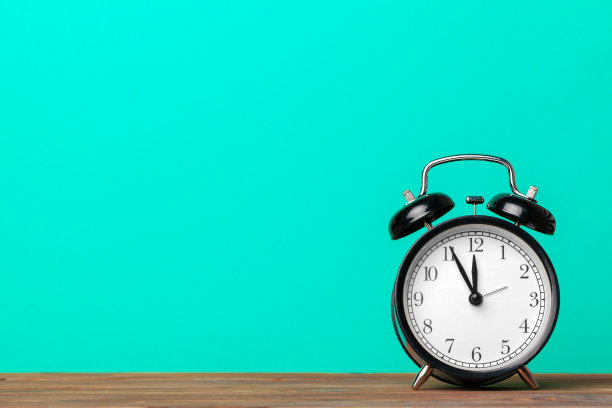 桌子上的闹钟。有创意的照片。图片下载