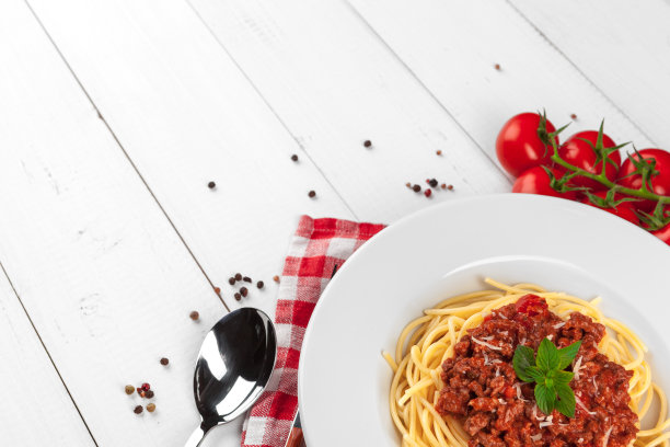 桌上放有肉、番茄酱和蔬菜的意大利面图片下载