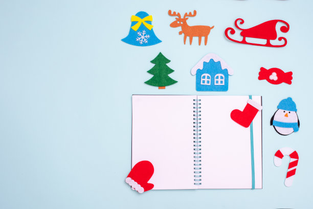 圣诞卡和新年贺卡。平面构图与空白打开记事本和圣诞玩具在蓝色的背景图片下载
