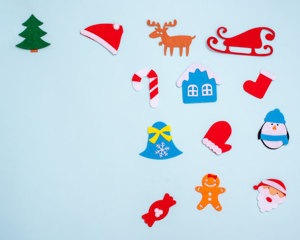 圣诞卡和新年贺卡。平面构图与圣诞玩具的蓝色背景，复制空间，右布局图片下载