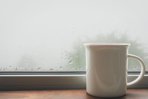 窗台上放着一杯茶，特写图片下载