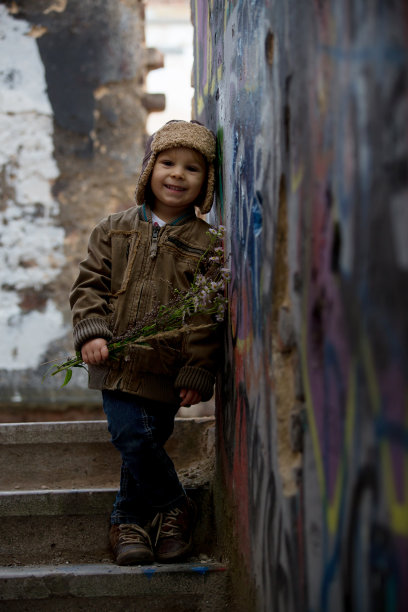 可爱的孩子，在破砖房里摆姿势，坐在窗盾上，秋天图片下载