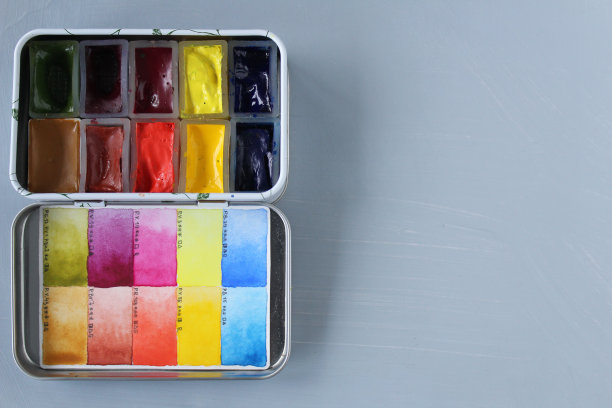 水彩多色颜料在灰色的纸上与复制空间的文字或图片。艺术家的调色板。艺术创作背景为素描本，涂色本图片下载