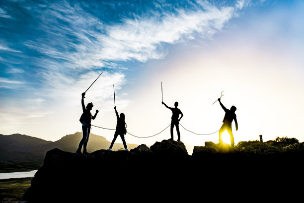 成功的团队团结在山顶图片下载