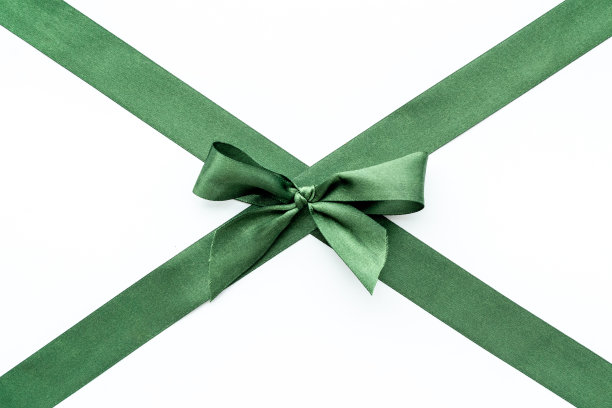 绿色丝带与蝴蝶结孤立在白色。俯视图，复制空间图片下载