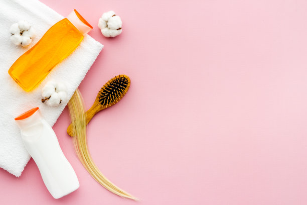 俯视图的女性头发护理集梳子，洗发水和精油图片下载