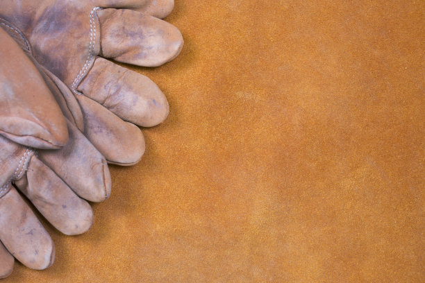 深红棕色麂皮工作围裙提供了一个合适的背景，一些古董工具，所有与木制把手。图片下载