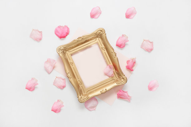 相框与复制空间装饰玫瑰花瓣。婚礼邀请或庆祝文本的概念模型图片下载