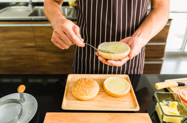 男厨师准备汉堡和汉堡包图片下载