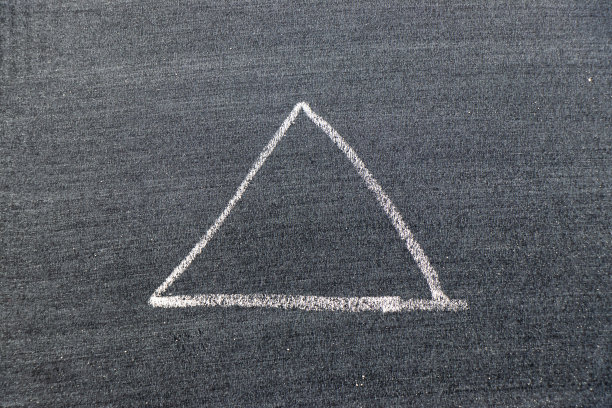 白色粉笔手画三角形在黑色板的背景图片下载