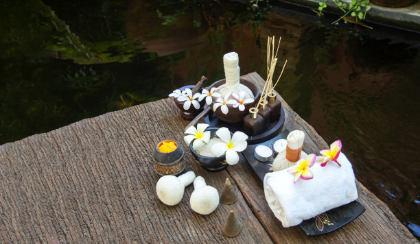 水疗按摩敷球、药草敷球等用在水疗木上进行治疗图片下载