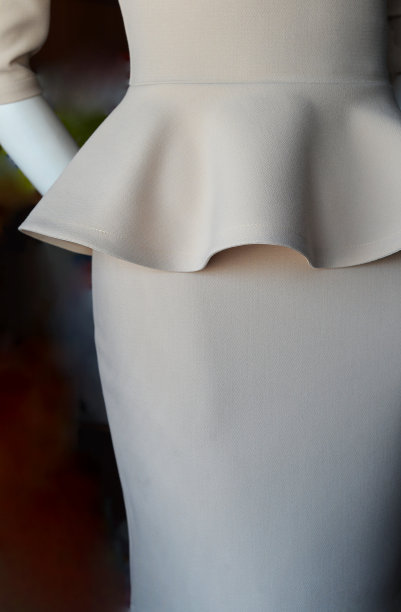 模特穿着一件时尚的紧身连衣裙，黑色背景上有一件腰部装饰。优雅的女性服装。为文本复制空间。图片下载