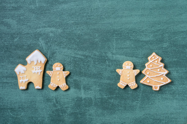 俯视图的圣诞树和雪花饼干和戴面具的姜饼人。图片下载