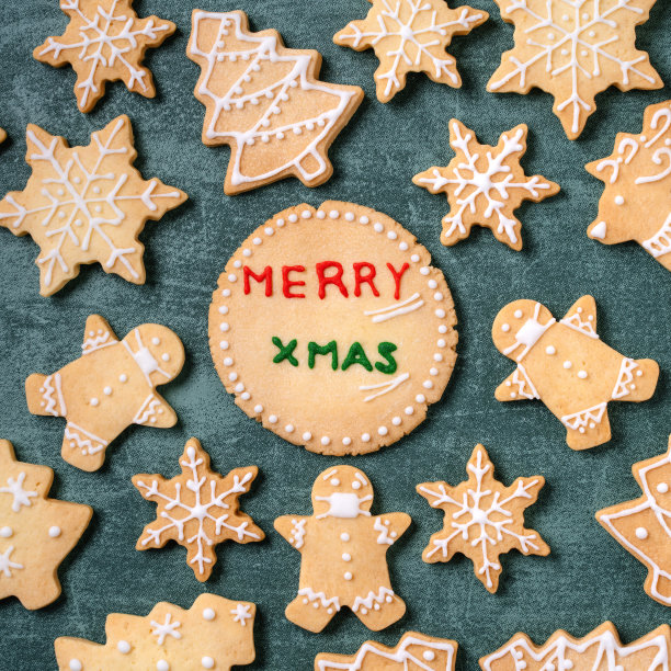 俯视图的圣诞树和雪花饼干和戴面具的姜饼人。图片下载