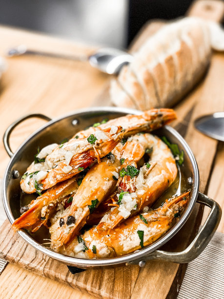 美味的厨师食物新式烹饪虾与烤面包，摄影背景葡萄牙图片下载