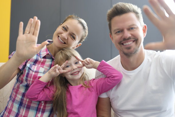 家庭妈妈，爸爸，女儿微笑着挥手。图片下载