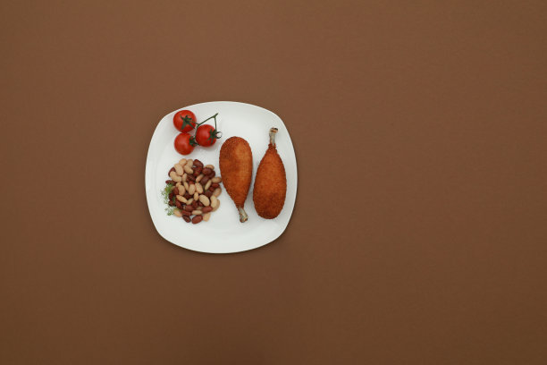 白盘子上的鸡排图片下载