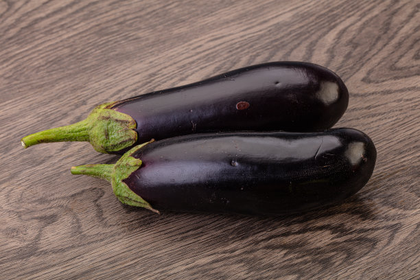 两个熟生茄子孤立图片下载