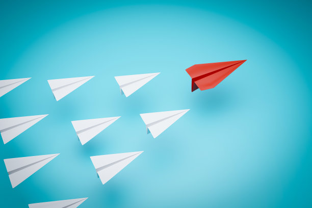 一个红色的纸飞机在蓝色的背景上指向不同的方向。业务为新想法、创意和创新的解决方案概念。三维渲染图片下载
