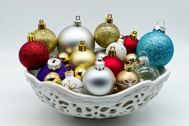 圣诞球树在一个陶瓷碗里。传统的圣诞装饰素材图片