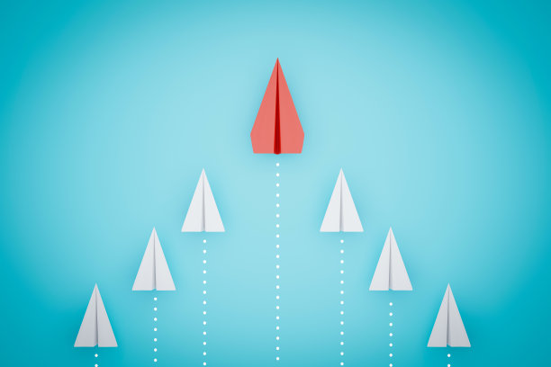 一个红色的纸飞机在蓝色的背景上指向不同的方向。业务为新想法、创意和创新的解决方案概念。三维渲染图片下载
