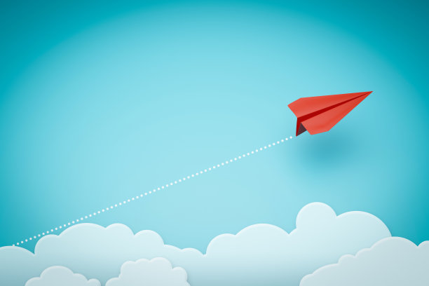 一个红色的纸飞机在蓝色的背景上指向不同的方向。业务为新想法、创意和创新的解决方案概念。三维渲染图片下载