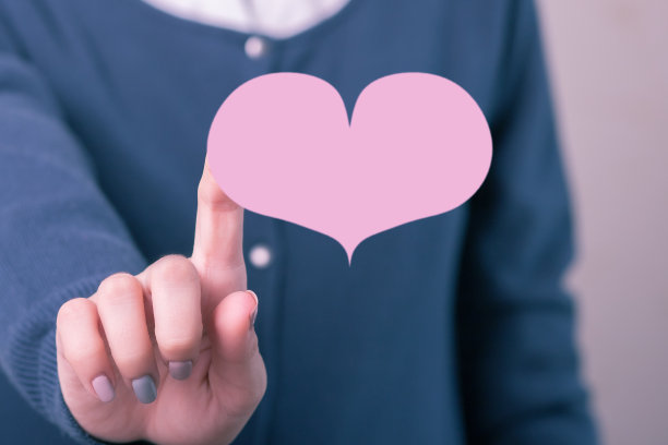 一位女士在情人节送出了一颗爱心图片下载