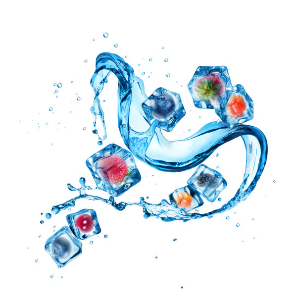 在冰块中加入不同的浆果图片下载