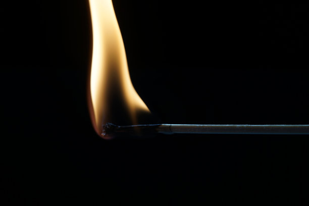 闪亮的大火柴在黑色的背景上燃烧着图片下载