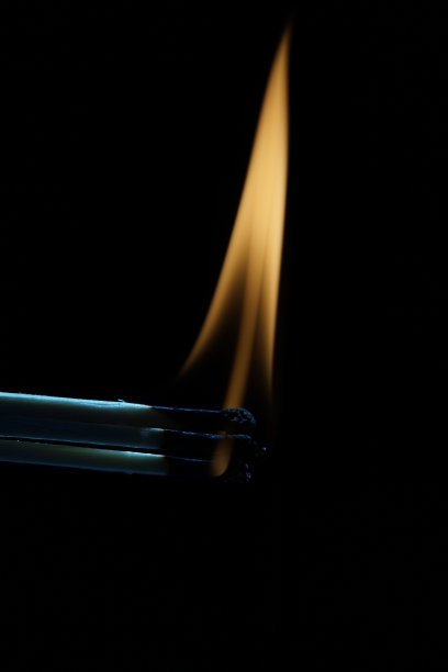 闪亮的大火柴在黑色的背景上燃烧着图片下载