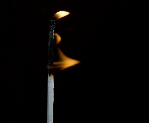 闪亮的大火柴在黑色的背景上燃烧着图片下载