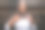 在厨房里拿着一杯水并竖起大拇指的穆斯林妇女图片下载