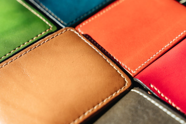手工皮革男士钱包。彩色纹理。皮革工艺图片下载