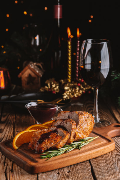 圣诞餐桌上的烤肉配越橘酱和一杯葡萄酒图片下载