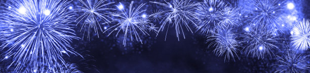 抽象的彩色烟火在黑暗的天空。庆祝及周年纪念概念图片下载