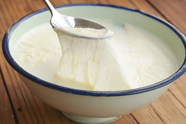 鲜奶加热后，在其表面凝结一层动物奶油，用于提炼奶酪奶酪等乳制品图片下载