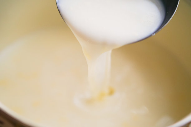 鲜奶加热后，在其表面凝结一层动物奶油，用于提炼奶酪奶酪等乳制品图片下载