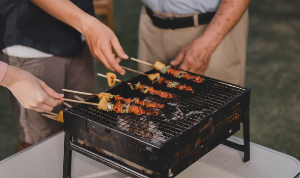 亚洲家庭在家烧烤聚会。在后院做烧烤晚餐。暑假的生活方式。图片下载